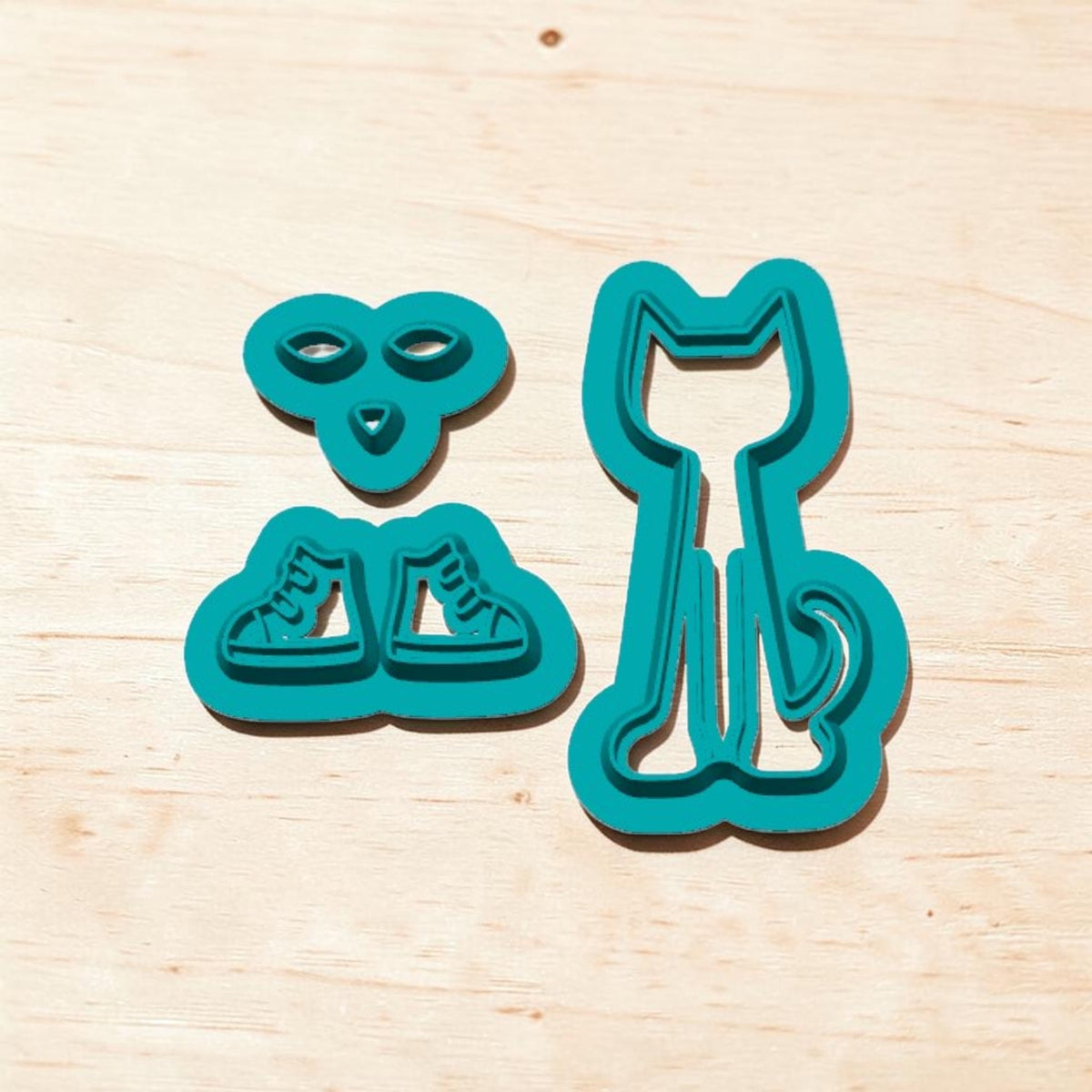 Pete the Cat and shoes cookie cutter set with cat body, face details and tennis shoes for cookies, polymer clay, fondant and crafts